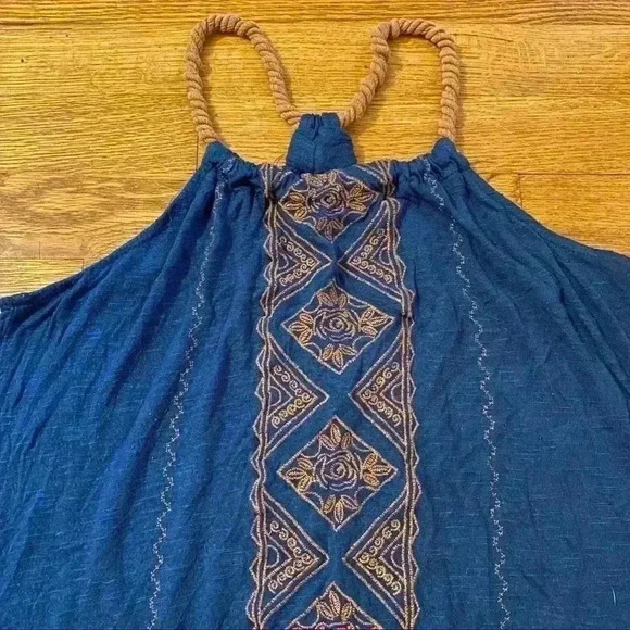 Embroidered halter top - Picture 6 of 11